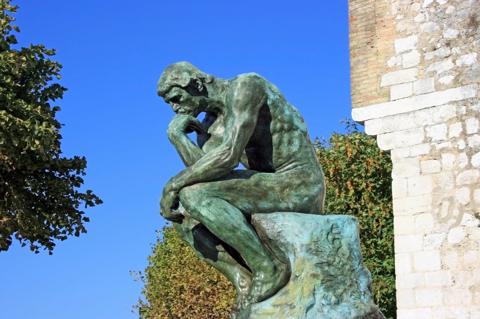 Estatua de El Pensador de Rodin — hombre sentado en profunda reflexión, simbolizando la razón, el pensamiento científico y la búsqueda de la verdad