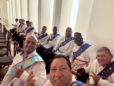 Grupo con bandas patrióticas azules y blancas reunidos en el Encuentro Masónico Peninsular.