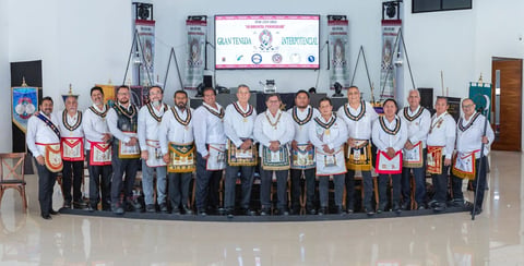 Hermanos masones congregados en el magno evento de la GLULOP en Mérida.