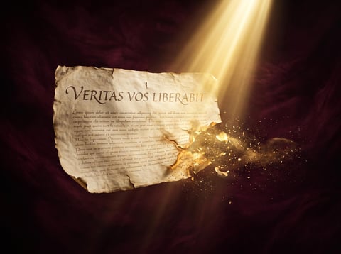 Antiguo pergamino con el texto Veritas Vos Liberabit iluminado por rayos de luz divina sobre fondo oscuro
