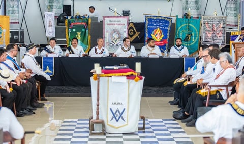 Ceremonia masónica con altar, mesa de autoridades y asistentes durante el Encuentro Masónico Peninsular.