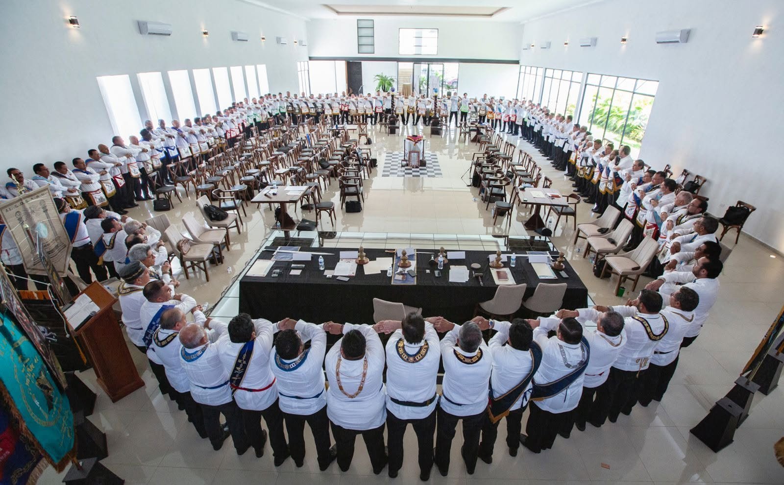Gran grupo de asistentes congregados en el Encuentro Masónico Peninsular en Yucatán.