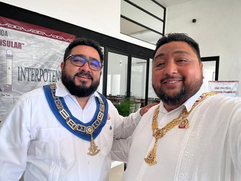 Dos hermanos masones con collares dorados durante el Encuentro Masónico Peninsular en Yucatán.