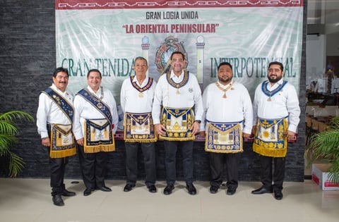 Seis oficiales con regalía masónica durante el Encuentro Masónico Peninsular en Yucatán.
