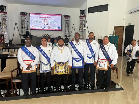 Autoridades de la CGLREUM junto a los Grandes Maestros del sureste de México.